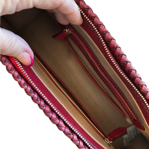 Elegant Red Hand Embossed Handbag Mauzari - Picture 3 of 10